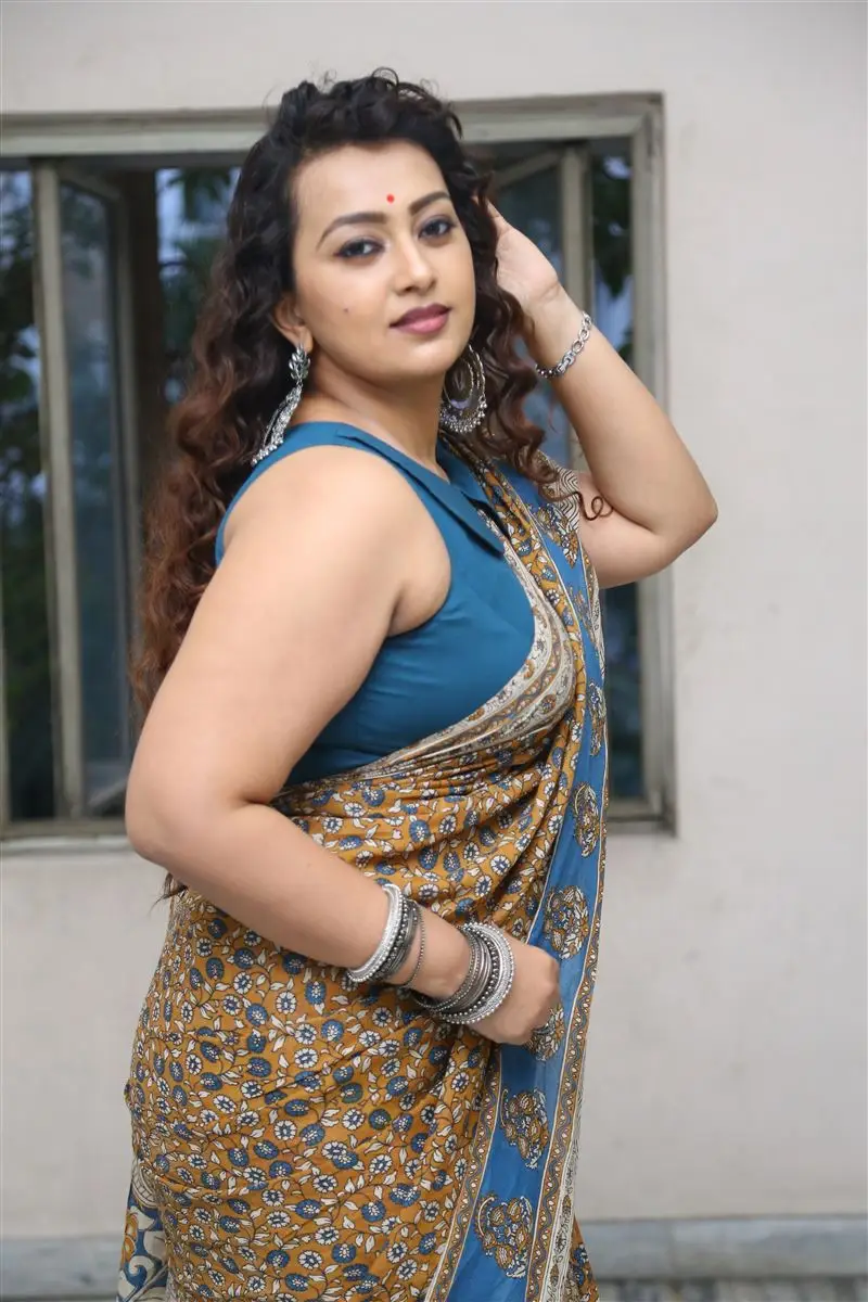 ESTER NORONHA IN GREEN SAREE BLUE SLEEVELESS BLOUSE